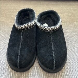 Black Ugg Big Girls slippers size 13 but runs small so listing as a size 12